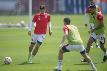 El jugador debutó con el Club Tijuana en el 2012, después probó suerte en Estados Unidos donde tuvo éxito con el Seattle Sounders. Ahí fue cuando Chivas le hecho el ojo, des afortunadamente no funcionó y se fue a préstamo con el Zacatepec.