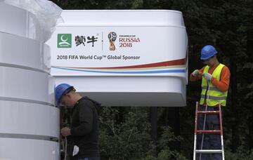 Los operarios rematan las obras para que todo esté perfecto el jueves 14 de junio en el estadio inaugural Luzhnikí. 




