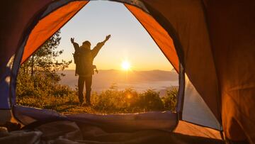 Beben agua estancada y duermen sobre hierbas en el suelo por 320 euros: el auge de los cursos de supervivencia de 3 días