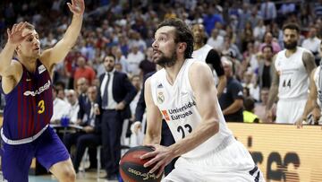 Sergio Llull frente a Kevin Pangos.