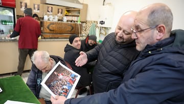 Los vecinos de Arda en Bayrampasa arremolinados alrededor de sus fotos como jugador rojiblanco en el primer club de barrio en el que jugó.