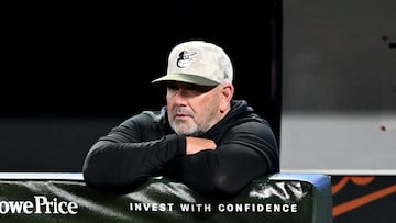 El manager de los Baltimore Orioles, Brandon Hyde, observa mientras se juega la cuarta entrada del partido entre su equipo y los Washington Nationals en la MLB.