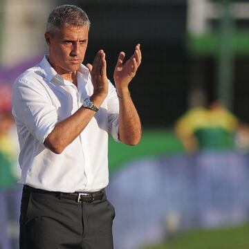 Da sus primeros pasos como entrenador en el fútbol de Argentina. Partió en Banfield y hoy es semifinalista de la Copa Sudamérica, ante Coquimbo, en la banca de Defensa y Justicia.