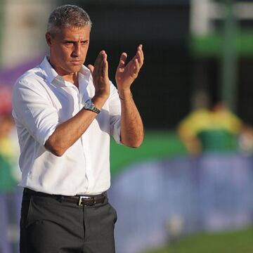 Da sus primeros pasos como entrenador en el fútbol de Argentina. Partió en Banfield y hoy es semifinalista de la Copa Sudamérica, ante Coquimbo, en la banca de Defensa y Justicia. 