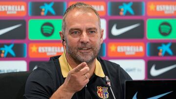 BARCELONA, 24/05/2025.- El entrenador del FC Barcelona, Hansi Flick, da una rueda de prensa tras dirigir un entrenamiento del equipo en la ciudad deportiva Joan Gamper este sábado en la víspera de su partido de LaLiga EA Sports contra el Athletic Club de Bilbao. EFE/Alejandro García
