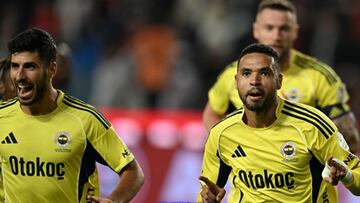 Asensio y En Nesyri celebran la victoria del Fenerbahce.