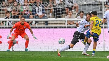 Partido entre el Burgos CF y la UD Las Palmas celebrado en el estadio de ‘El Plantío’.
Lizancos del Burgos, y Ale Garcia de Las Palmas
07-09-2025 - Ricardo Ordóñez