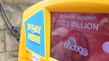 Un cartel muestra el premio mayor del Powerball de 1.1 billón de dólares del 1 de septiembre de 2025.