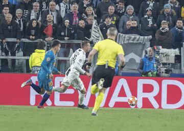 Jugada del penalti de Ángel Correa a Federico Bernardeschi.