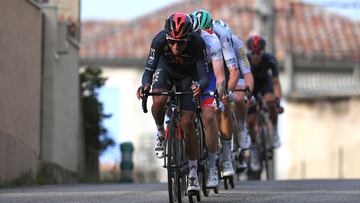 Egan Bernal marca el ritmo en cabeza de carrera.