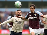 Soccer Football - Premier League - Aston Villa v West Ham United - Villa Park, Birmingham, Britain - March 22, 2026 Aston Villa's Pau Torres in action with West Ham United's Valentin Castellanos REUTERS/Chris Radburn EDITORIAL USE ONLY. NO USE WITH UNAUTHORIZED AUDIO, VIDEO, DATA, FIXTURE LISTS, CLUB/LEAGUE LOGOS OR 'LIVE' SERVICES. ONLINE IN-MATCH USE LIMITED TO 120 IMAGES, NO VIDEO EMULATION. NO USE IN BETTING, GAMES OR SINGLE CLUB/LEAGUE/PLAYER PUBLICATIONS. PLEASE CONTACT YOUR ACCOUNT REPRESENTATIVE FOR FURTHER DETAILS..