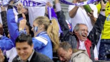 <b>FESTEJO. </b>La primera celebración por el ascenso del Hércules la realizó su afición en Irún. La fiesta se inició en las gradas con cava.