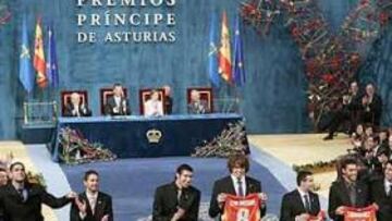 <B>AUSENTES.</B> Los jugadores de la Selección que acudieron a Oviedo recordaron a los tres compañeros que no pudieron acudir a la entrega del Premio Príncipe de Asturias.