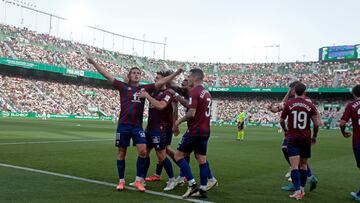 Los jugadores del Eldense celebran un gol.