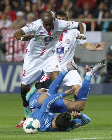 0-1. 0-1. Cristiano Ronaldo anota el primer gol en el lanzamiento de una falta directa. Mbia es quien realzia la infrancción sobre el propio Cristiano.