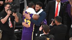 Anthony Davis se abraza a LeBron, jugar&aacute;n juntos en los Lakers.