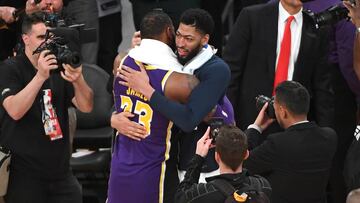 Anthony Davis se abraza a LeBron, jugar&aacute;n juntos en los Lakers.