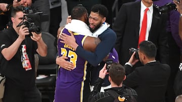 Anthony Davis se abraza a LeBron, jugar&aacute;n juntos en los Lakers.