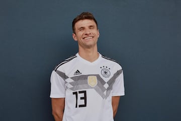 Thomas Müller models the new shirt.