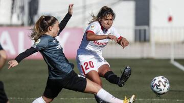 Aedo y Javiera Toro, en la disputa de un bal&oacute;n durante el Sevilla-Rayo de la Primera Iberdrola.