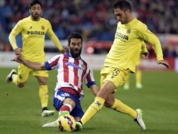 Arda Turan y Víctor Ruiz.