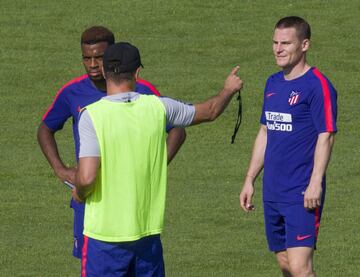 Gameiro hace de traductor para Lemar de las órdenes de Simeoene