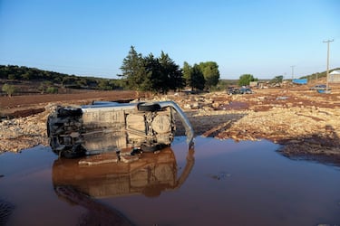 Vista de un automóvil dañado después de que una poderosa tormenta y fuertes lluvias azotaran Libia.  