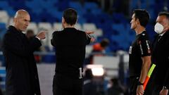 MADRID, 09/05/2021.- El técnico francés del Real Madrid, Zinedine Zidane, conversa con el colegiado Martínez Munuera, a la finalización del encuentro correspondiente a la jornada 34 de primera división que han disputado hoy domingo frente al Sevilla en el