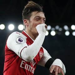 Arsenal's Özil would perform better at Man United - Wright