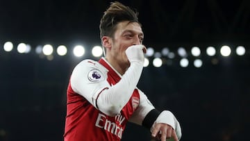 Arsenal's Özil would perform better at Man United - Wright