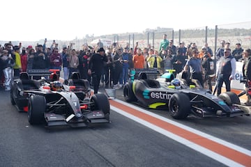 Los dos Fórmula 1 V10 triplaza, únicos en el mundo, preparados en el Circuito Ricardo Tormo para una experiencia exclusiva de la Extrim Race.