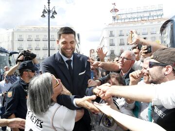 Felipe Reyes saluda a los aficionados. 