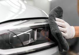 Adiós al clásico pulido de faros: este es el truco para limpiar los faros del coche de forma rápida y económica