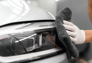 Adiós al clásico pulido de faros: este es el truco para limpiar los faros del coche de forma rápida y económica