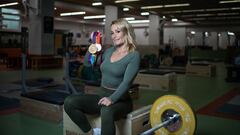 Lydia Valent&iacute;n, con sus tres medallas ol&iacute;mpicas en la sala de halterofilia del CAR. 
 
 
 