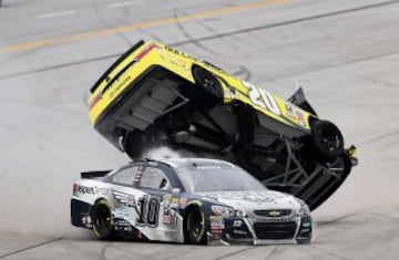 La piloto Danica Patrick, con el número 10 en su coche, y Matt Kenseth, se ven envueltos en un accidente en el NASCAR Sprint Cup Series GEICO 500 en Talladega, Alabama.