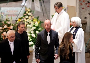 El padre de Sven-Goran Eriksson, Sven Eriksson (izquierda), su hija Lina Eriksson (centro) y su hijo Johan Eriksson (derecha) durante el funeral en la iglesia de Fryksande. 
