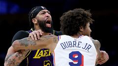 Anthony Davis, defendido por Kelly Oubre Jr durante un momento del Lakers-Sixers jugado en Los Ángeles.