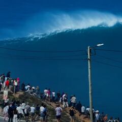 Xavi Lucena, contra las olas gigantes del huracán Erin en Nazaré