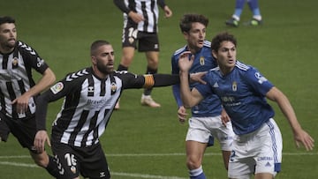 08/11/20 PARTIDO SEGUNDA DIVISION REAL OVIEDO - CASTELLON BLANCO AGARRADO POR UN CONTRARIO JUNTO A SANGALLI