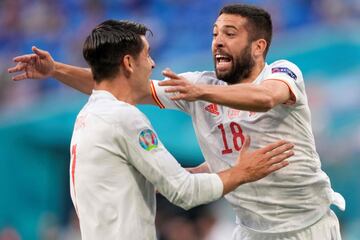 Jordi Alba celebra el 0-1 con Morata.