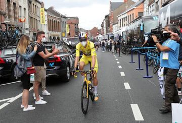 Van Aert de amarillo antes del inicio de la etapa. 
 