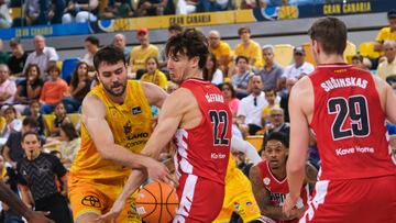 LAS PALMAS DE GRAN CANARIA, 17/11/2024.- Mikel Tobey (i), Francisco Caffaro (c) y Mindaugas Susinskas (d), jugadores del Dreamland Gran Canaria y del Básquet Girona este domingo, durante el partido perteneciente a la octava jornada de la Liga Endesa, que el Dreamland Gran Canaria y el Básquet Girona disputan este domingo en el Gran Canaria Arena, de la capital grancanaria. EFE/Ángel Medina G.