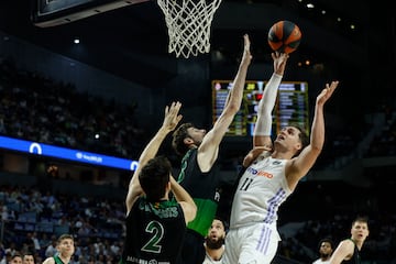 Mario Hezonja ataca a su compatriota Ante Tomic, ambos nacidos en la localidad croata de Dubrovnik.
