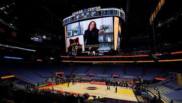 Kamala Harris, en la cancha de Golden State Warriors.