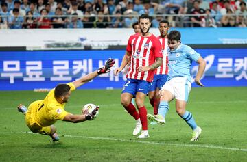 Julián Alvarez remata ante un gigante Ivo Grbic que evitó el tanto del equipo de Mánchester.