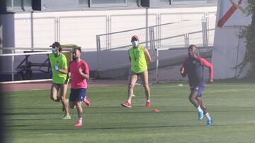 GRAF8174. MADRID, 20/05/2020.- El entrenador del Rayo Vallecano, Paco Jémez (2d), dirige el entrenamiento realizado este miércoles en Vallecas, tras salir del Expediente de Regulación Temporal de Empleo (ERTE) en el que se encontraba