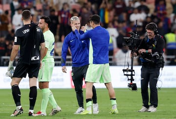 A Robert Lewandowski se le vio muy cercano con el jugador espa?ol tras el pitido final.