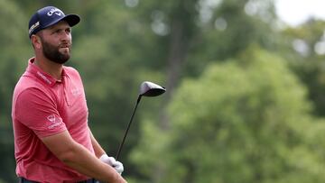 El golfista español Jon Rahm golpea una bola durante la última jornada del BMW Championship en el Wilmington Country Club.