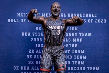 Oscar León y Omri Amrany, han sido los autores de la estatua de Wade que estará a las afueras del pabellón de los Miami Heat. En la imagen se puede ver al exjugador haciendo una famosa celebración después de anotar un lanzamiento ganador, señalando el parqué como queriendo decir "esta es mi casa". Wade jugó en Miami 15 temporadas ganando tres anillos (2006, 2012 y 2013), siendo MVP de la final en el primero, fue 13 veces All Star y estuvo en ocho ocasiones en los mejores quintetos de la NBA. El año pasado fue incluido en el Hall of Fame.